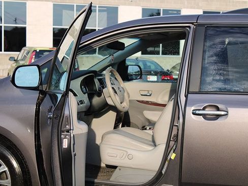 Used 2013 Toyota Sienna XLE w/ Entertainment Pkg FWD image 11