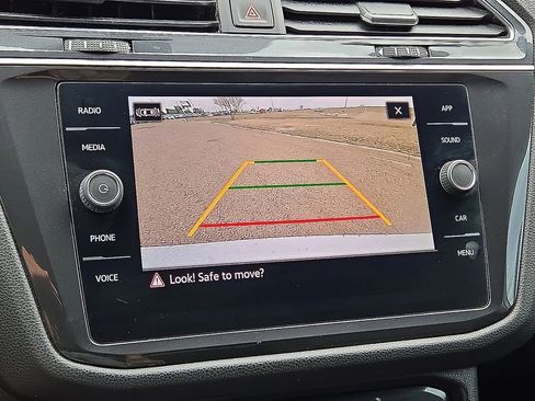 Used 2021 Volkswagen Tiguan SE image 27