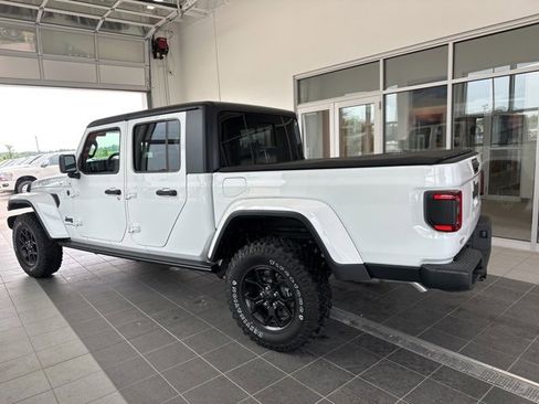 Used 2024 Jeep Gladiator Sport image 3