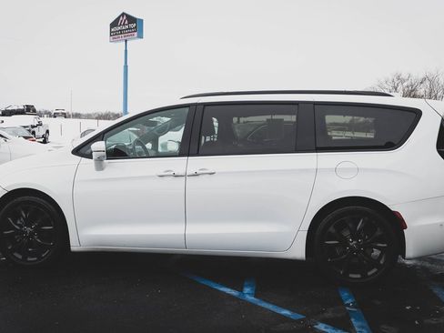 Used 2019 Chrysler Pacifica Limited w/ Advanced Safetytec Group image 25