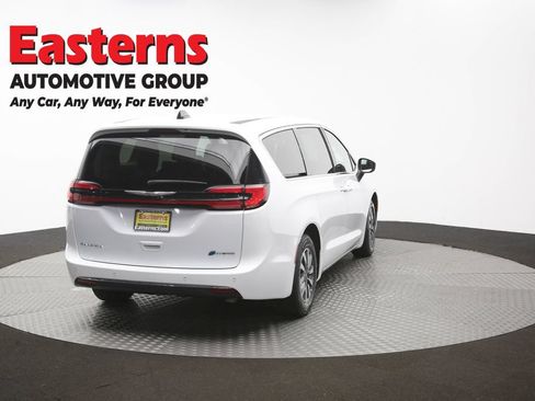 Used 2023 Chrysler Pacifica Touring-L FWD image 42