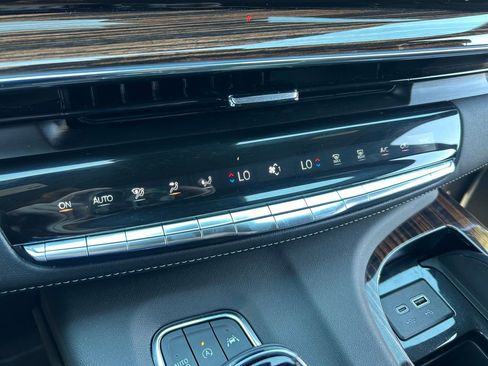 Used 2023 Cadillac Escalade Premium Luxury RWD image 32