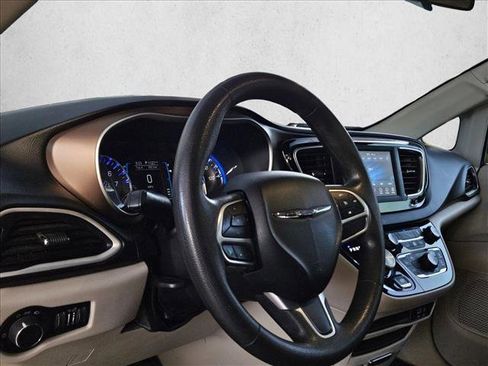 Used 2018 Chrysler Pacifica LX image 9