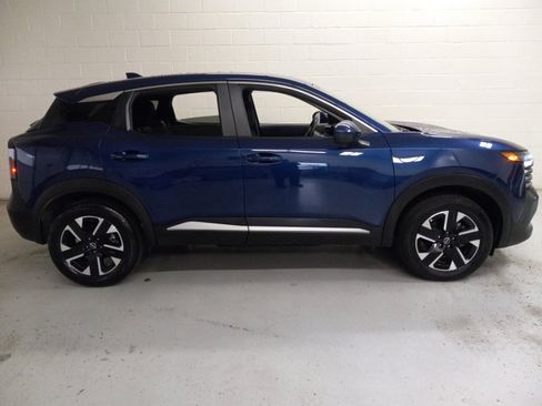 Used 2025 Nissan Kicks SV image 2