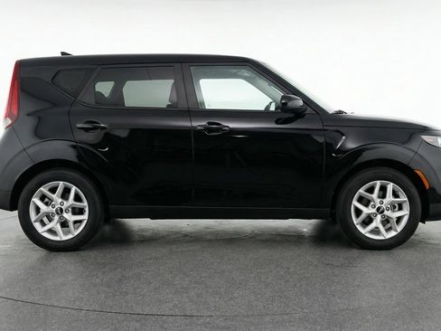 Used 2025 Kia Soul LX w/ LX Technology Package image 11