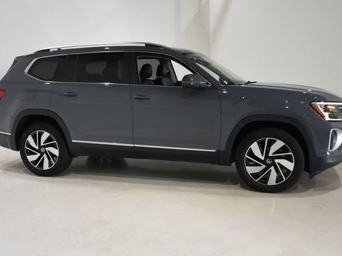 Used 2025 Volkswagen Atlas SEL AWD/4WD image 3