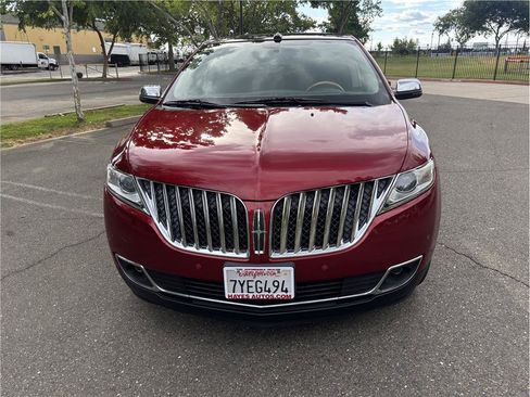 Used 2013 Lincoln MKX FWD image 2