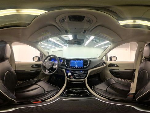 Used 2024 Chrysler Pacifica Limited FWD image 38