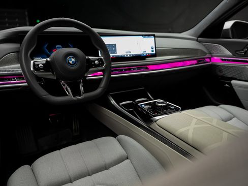 Used 2023 BMW i7 xDrive60 AWD/4WD image 3