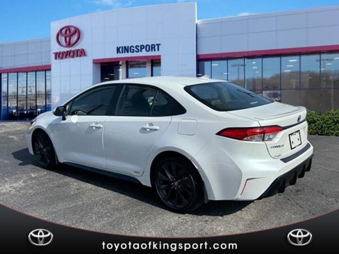 Used 2025 Toyota Corolla SE w/ SE Premium Package image 3