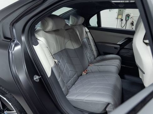 Used 2023 BMW i7 xDrive60 AWD/4WD image 24