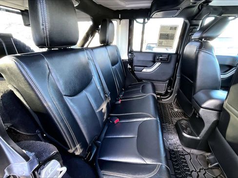 Used 2017 Jeep Wrangler Unlimited Sahara w/ Connectivity Group image 17