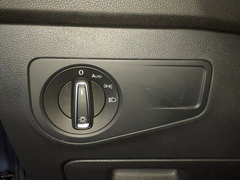 Used 2024 Volkswagen Tiguan SE w/ Panoramic Sunroof Package image 11