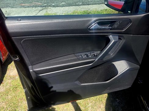 Used 2018 Volkswagen Tiguan SE w/ Panoramic Sunroof Package FWD image 9