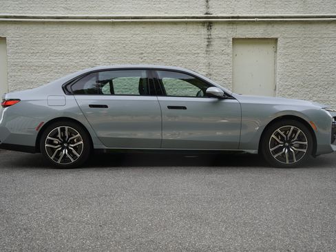 Used 2024 BMW 760i xDrive w/ Premium Package 2 AWD/4WD image 8