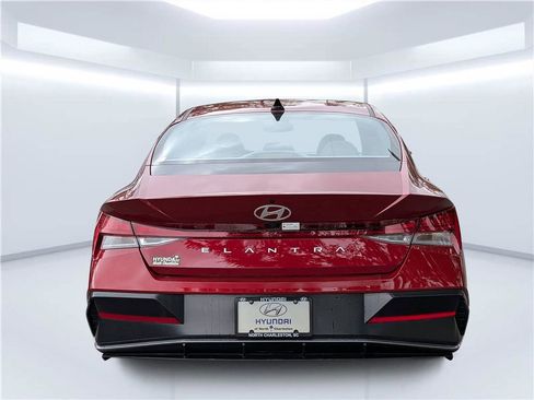 Used 2025 Hyundai Elantra SEL FWD image 4