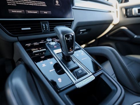 Certified 2023 Porsche Cayenne Platinum Edition image 20