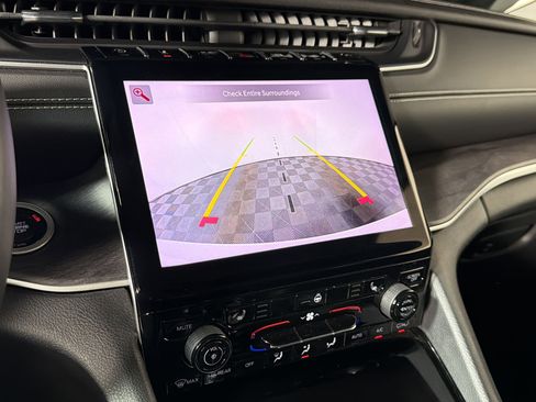 Used 2022 Jeep Grand Cherokee Limited image 24