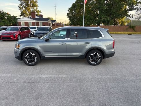 Used 2025 Kia Telluride S FWD image 2