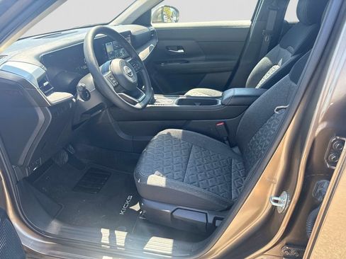 Used 2025 Nissan Kicks SV AWD/4WD image 18