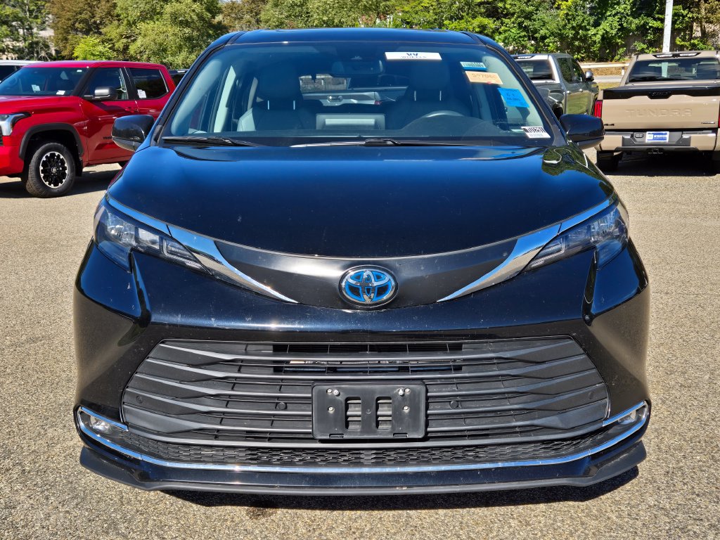 Used 2024 Toyota Sienna XLE AWD/4WD image 9