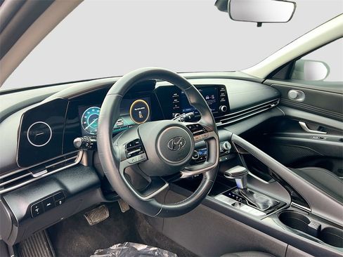 Used 2021 Hyundai Elantra SEL w/ Convenience Package image 7