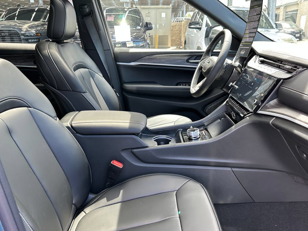 New 2026 Jeep Grand Cherokee L Limited w/ Limited Altitude Package AWD/4WD image 13
