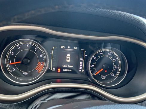 Used 2015 Jeep Cherokee Latitude w/ Cold Weather Group image 11