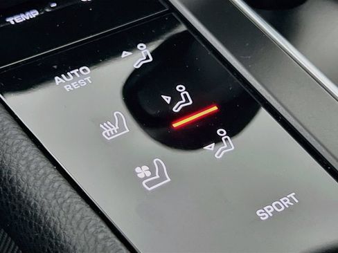 Certified 2023 Porsche Macan AWD/4WD image 23