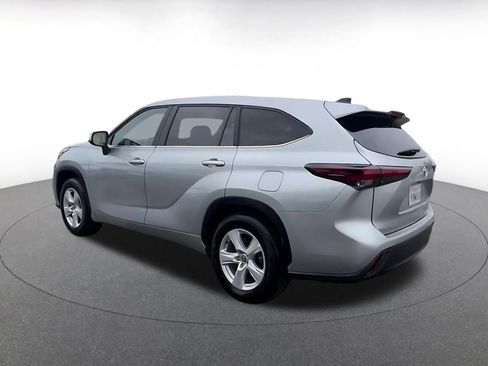 Used 2025 Toyota Highlander LE FWD image 10