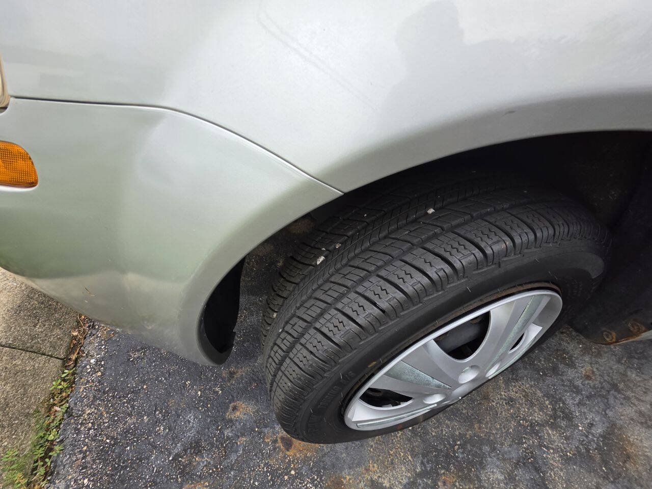 Used 2004 Chevrolet Aveo Hatchback FWD image 9