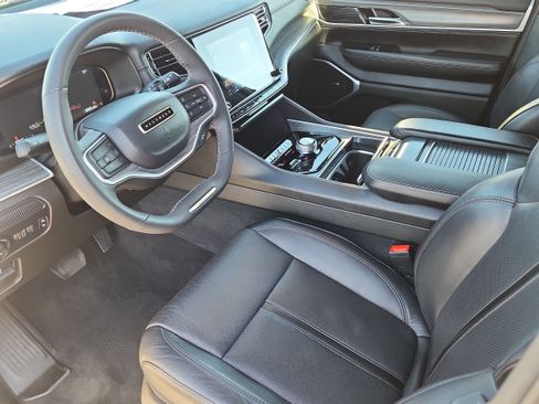 Used 2024 Jeep Wagoneer L Series II w/ Flexible Seating Group AWD/4WD image 9