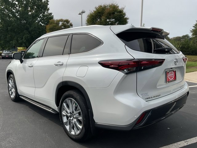 Used 2024 Toyota Highlander Limited AWD/4WD image 15