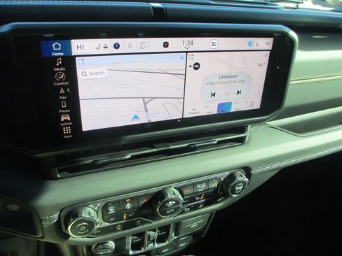 Used 2025 Jeep Gladiator Sport image 24