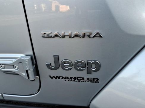 Used 2022 Jeep Wrangler Unlimited Sahara w/ LED Lighting Group AWD/4WD image 11
