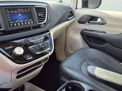 Used 2020 Chrysler Pacifica Touring-L image 20