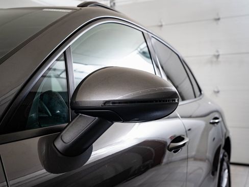 Certified 2018 Porsche Macan image 16