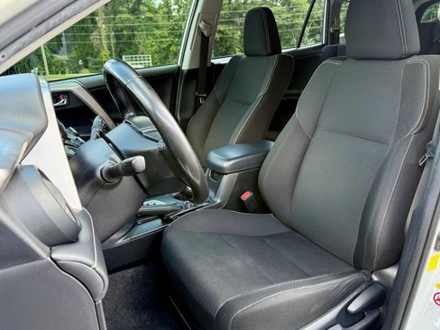Used 2018 Toyota RAV4 XLE FWD image 11