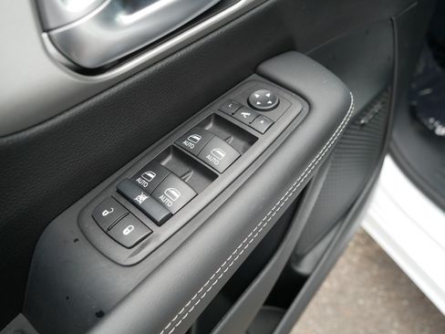 Used 2024 Chrysler Pacifica Premium FWD image 19