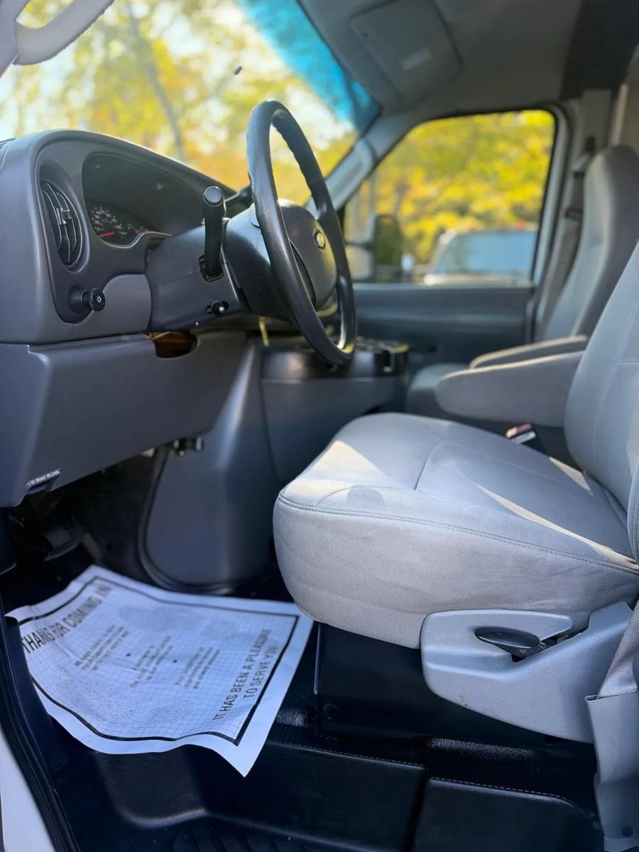 Used 2005 Ford E-350 and Econoline 350 Super Duty RWD image 12