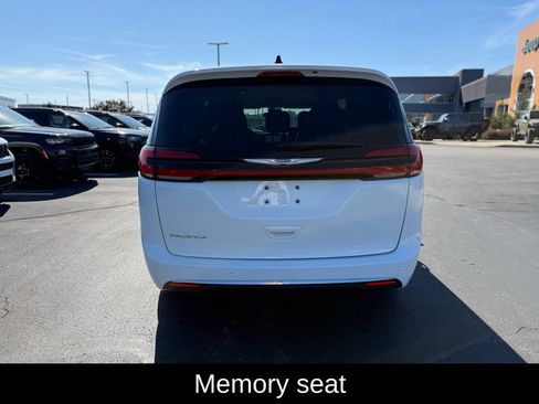 Certified 2023 Chrysler Pacifica Touring-L FWD image 5