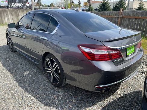 Used 2017 Honda Accord Touring image 2
