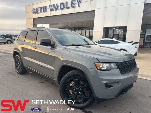 Used 2019 Jeep Grand Cherokee Laredo image 1