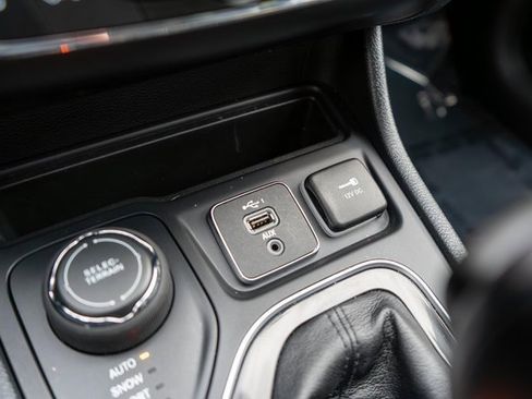 Used 2022 Jeep Cherokee Limited image 32