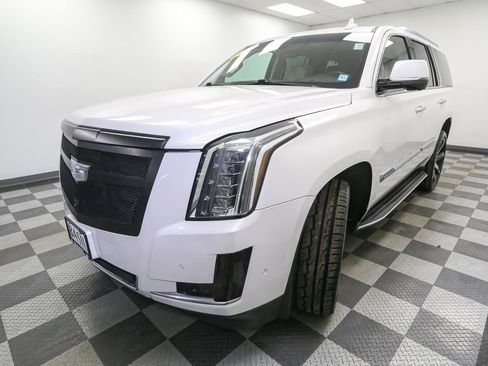 Used 2017 Cadillac Escalade Luxury image 4