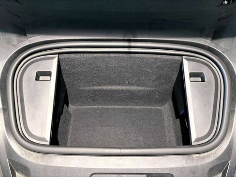 Used 2025 Porsche Taycan image 24