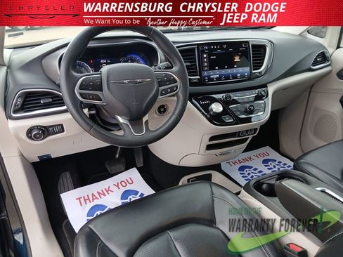 Used 2023 Chrysler Pacifica Touring-L FWD image 16