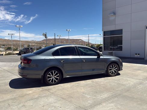 Used 2017 Volkswagen Jetta SE FWD image 9