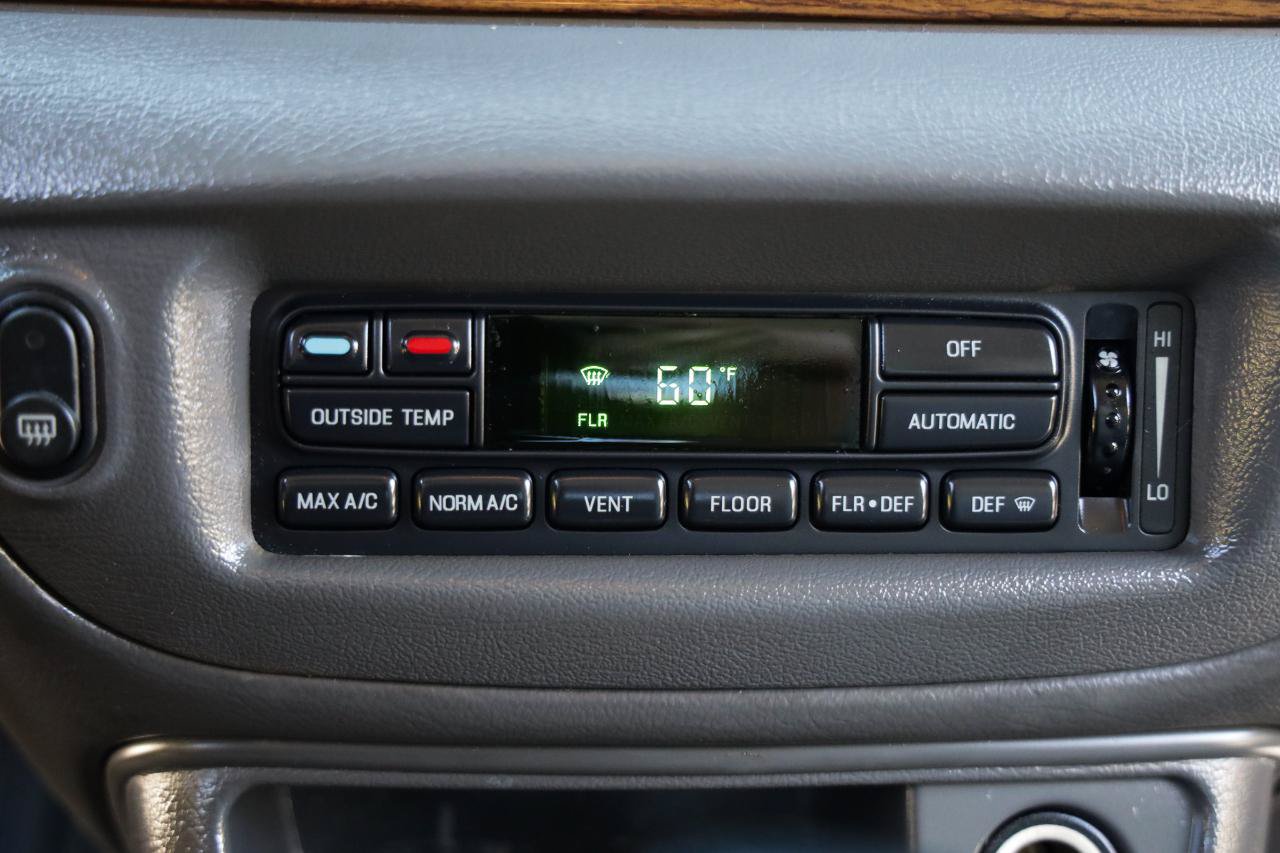 Used 2005 Ford Crown Victoria LX RWD image 30