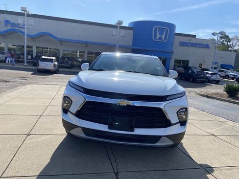 Used 2025 Chevrolet Blazer LT FWD image 3